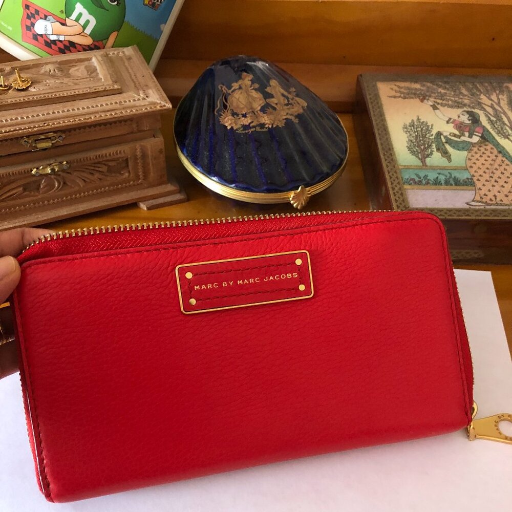 Marc Jacobs Too Hot to Handle Red Zip Around Wallet - Picture 2 of 9